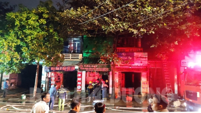 VIDEO: Dập tắt đám cháy tại cửa hiệu làm ảnh trên đường Ngô Quyền